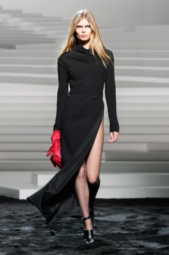 VERSACE GIVES ITS CLOTHES A PUNCH LOOK FOR THE FALL OF 2024.