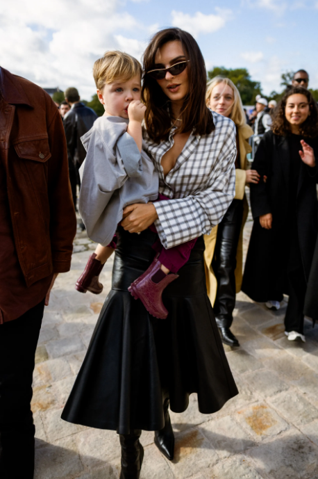 In Paris, Emily Ratajkowski wears the most attractive skirt trend of autumn