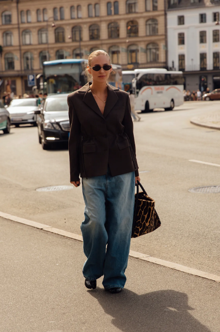 Jeans and blazer - the stylish and reliable combination in 6 trendy outfit ideas for autumn 2024v