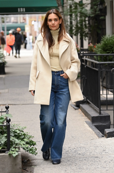 Katie Holmes with jeans that accentuate every figure.