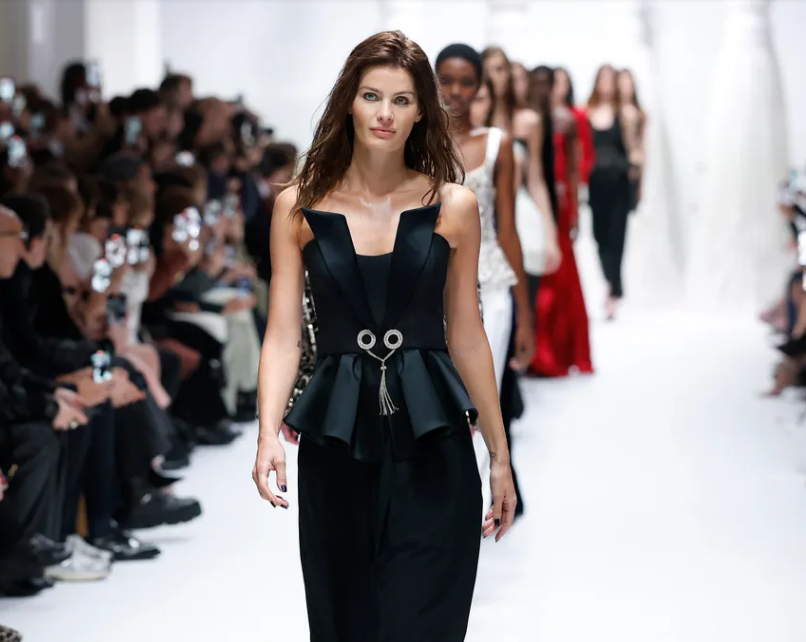 With the Genny Fall/Winter 2025 2026 show, Sara Cavazza Facchini brought Gianni Versace to Milan Fashion Week.