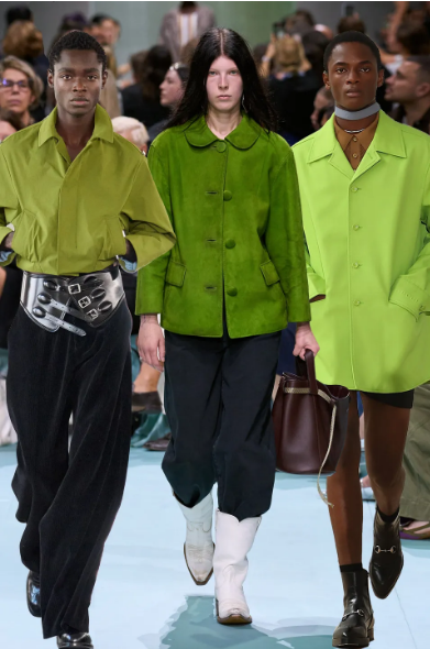 Green blazer: this trend will have maximum effect this spring.