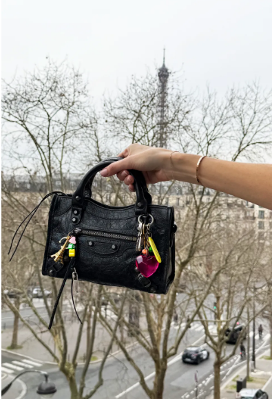 Charming bag: this fashion detail is all you need to make your look more avant-garde