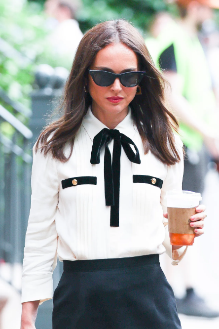With coffee in hand and dark glasses, Natalie Portman is a real boss on the streets of New York.