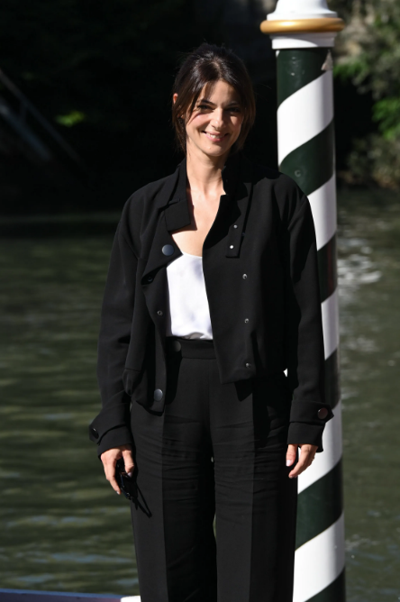 Barbara Ronchi shows class at the Venice Film Festival 2025: black and white women's outfit by Armani