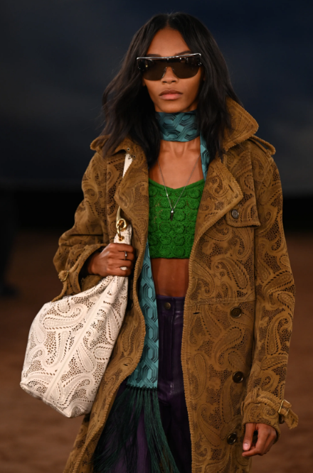 Burberry confirms the return of this iconic trend from the 2000s