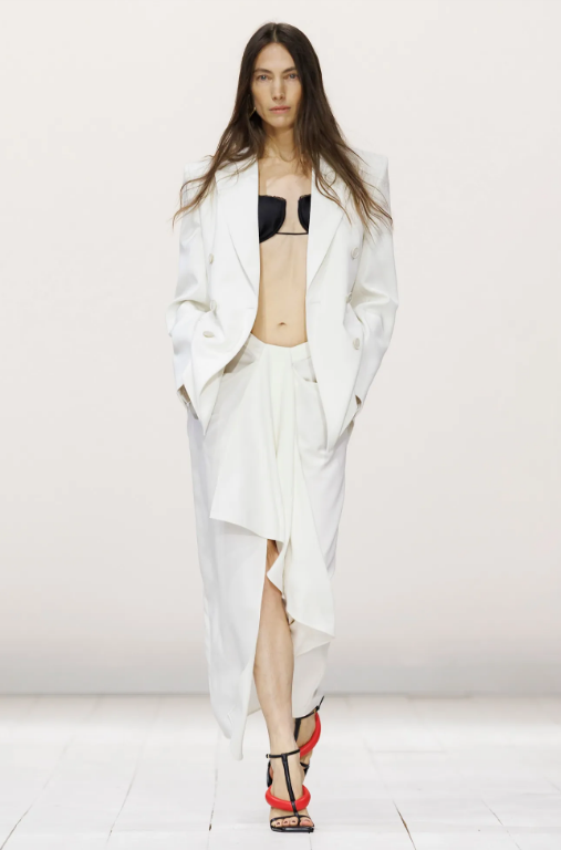 The white blazer — both in an elegant and a more casual style — is the key outerwear piece that stands out on the Spring/Summer 2026 fashion runways.