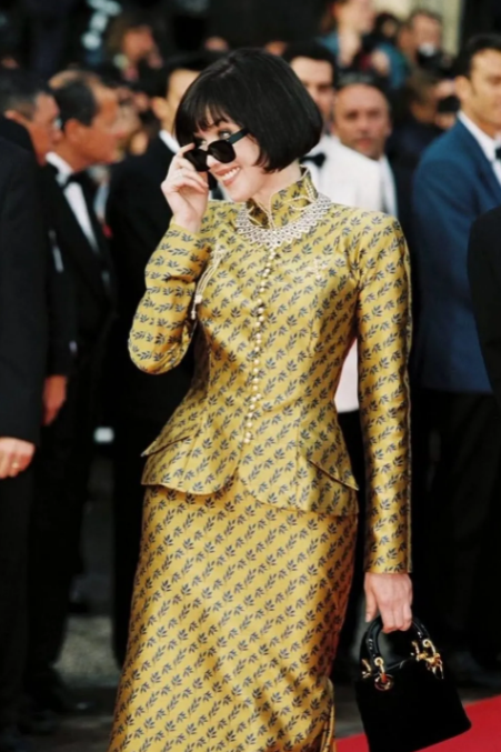 Cannes: the moment when Isabelle Adjani impressed in a Dior outfit created by John Galliano.