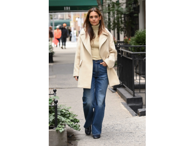 Katie Holmes with jeans that accentuate every figure.