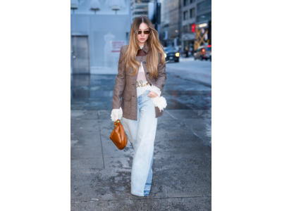 In 2025, wide-leg jeans are back