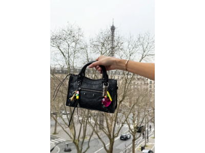 Charming bag: this fashion detail is all you need to make your look more avant-garde