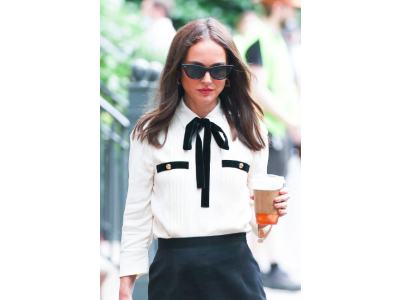 With coffee in hand and dark glasses, Natalie Portman is a real boss on the streets of New York.