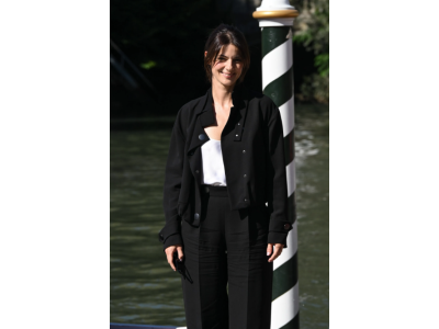 Barbara Ronchi shows class at the Venice Film Festival 2025: black and white women's outfit by Armani