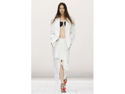 The white blazer — both in an elegant and a more casual style — is the key outerwear piece that stands out on the Spring/Summer 2026 fashion runways.