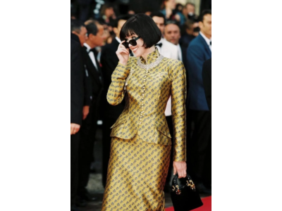 Cannes: the moment when Isabelle Adjani impressed in a Dior outfit created by John Galliano.