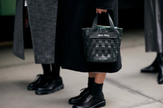 Аксесоари и стилове в уличен стил на Fashion Week NY Аксесоари и стилове в уличен стил на Fashion Week NY 14