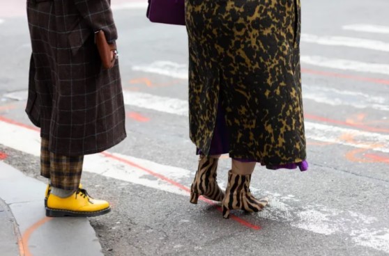 Аксесоари и стилове в уличен стил на Fashion Week NY Аксесоари и стилове в уличен стил на Fashion Week NY 17