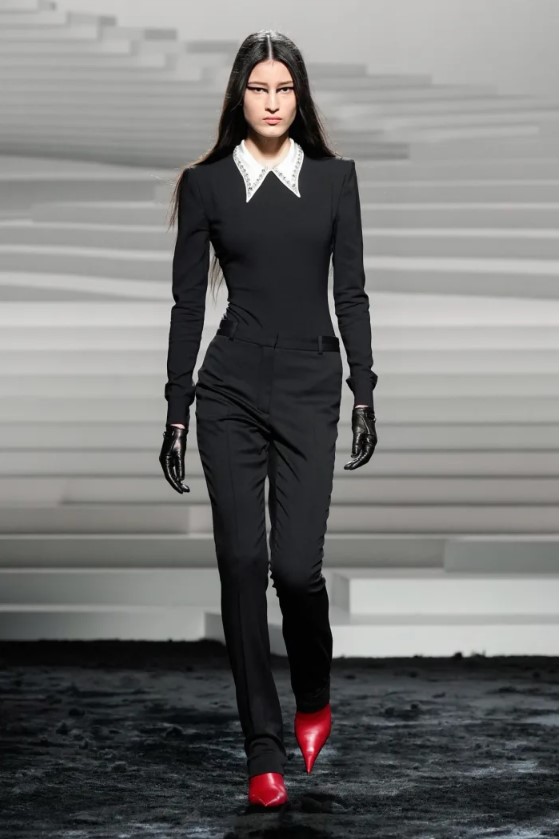 Versace Fall-Winter 2024 - оутфит с пънк привкус