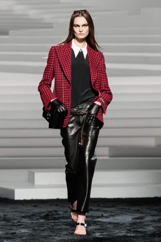 Versace Fall-Winter 2024 - оутфит с пънк привкус
